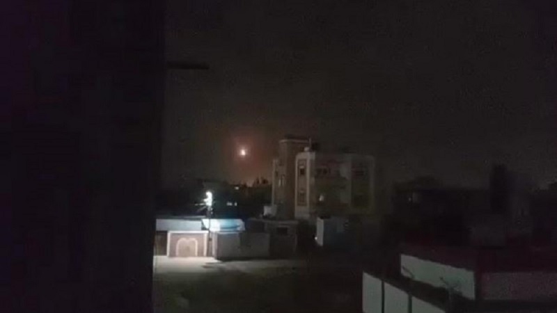 Iranpress: لحظة إطلاق صواريخ أرض-جو صوب الطيران الحربي الإسرائيلي في سماء غزة