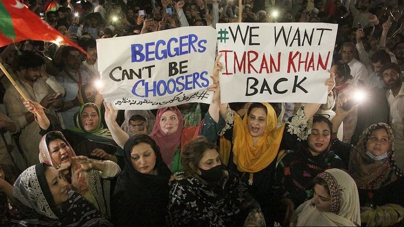 Iranpress: استمرار المظاهرات الداعمة لـ عمران خان في باكستان