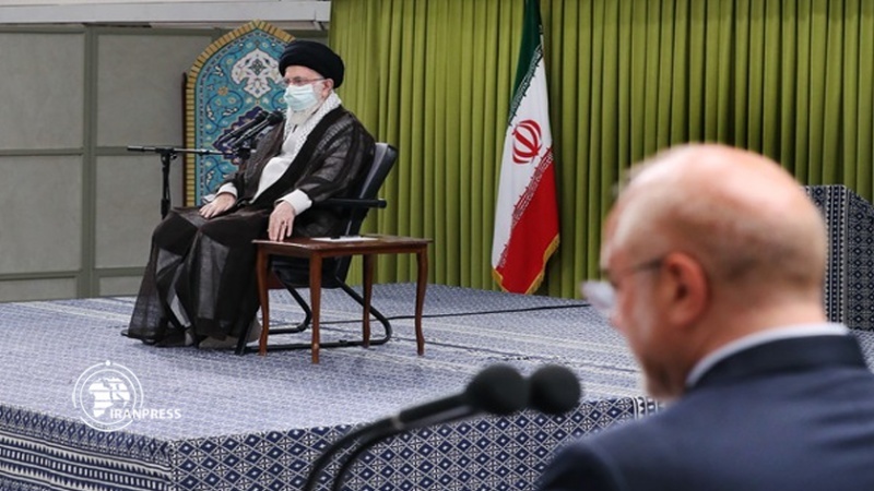 Iranpress: قائد الثورة الإسلامية يستقبل نواب مجلس الشورى الإسلامي