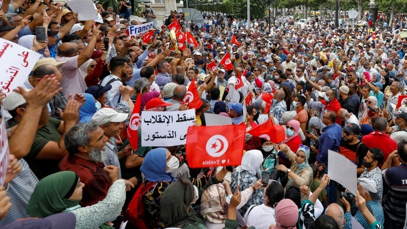 Iranpress: مظاهرات في تونس ضد قرارات قيس سعيّد