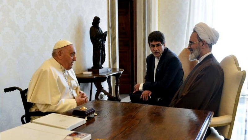 Iranpress: مدير الحوزات العلمية في إيران يلتقي البابا فرنسيس في الفاتيكان