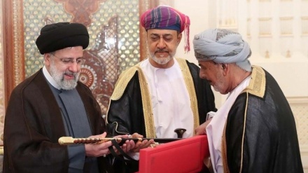 العمانيون يعطون هدية خاصة للرئيس الإيراني