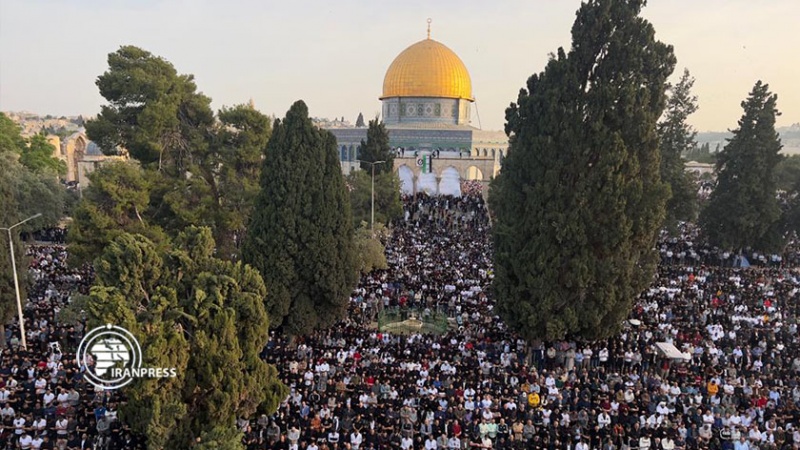 Iranpress: نحو 200 ألف أدّوا صلاة عيد الفطر في المسجد الأقصى