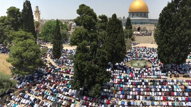 حضور هزاران فلسطینی در مسجدالاقصی برای اقامه نماز صبح جمعه