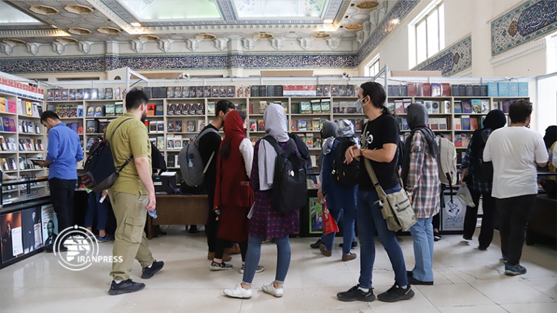 عدسة كاميرا ايران برس تتجول في القسم الدولي لمعرض طهران الدولي للكتاب