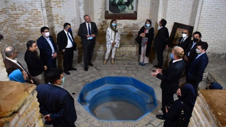 السفير النمساوي يتفقد متحف المياه في يزد