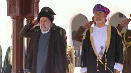 الرئيس الايراني يصل الى العاصمة العمانية مسقط