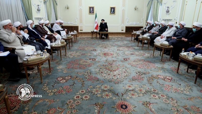 Iranpress: رئيسي: الوحدة بين المسلمین الشيعة والسنة قضية استراتيجية