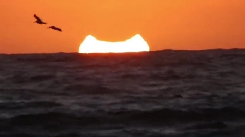 Iranpress: تشابك كسوف الشمس وغروبها قبالة سواحل تشيلي