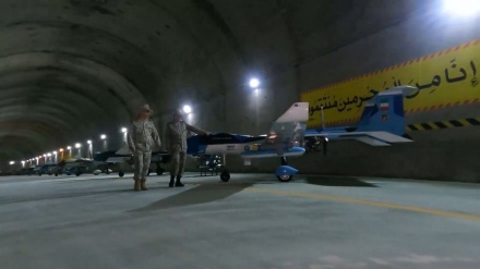 اللواء باقري يتفقد قاعدة سرية للطائرات دون طيار للجيش الإيراني