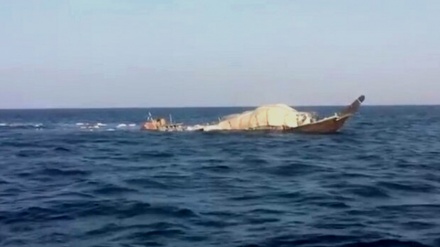 القوة البحرية الإيرانية تنقذ لنشا عمانيا