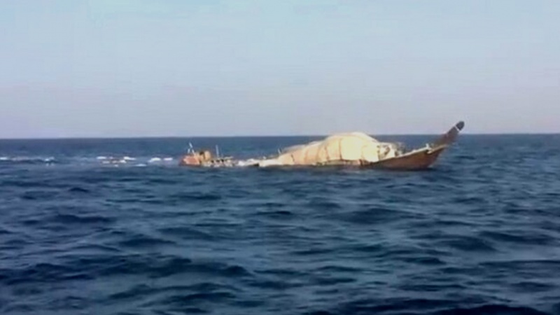 Iranpress: القوة البحرية الإيرانية تنقذ لنشا عمانيا