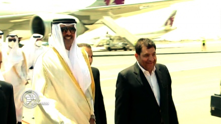 استقبال  مخبر از امیر قطر در بدو‌ ورود به تهران
