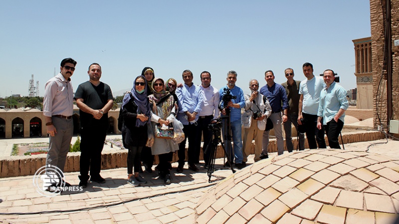 Iranpress: زيارة صحفيين أجانب لمختلف المنشآت العاملة في محافظة كرمان