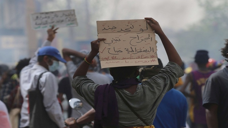 Iranpress: الآلاف يتظاهرون في السودان مطالبين بالحكم المدني ومحاسبة قتلة المتظاهرين