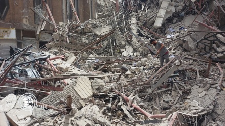 الهلال الأحمر: 80 شخصًا محاصرون تحت أنقاض المبنى المنهار في آبادان      