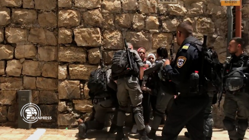 Iranpress: قوات الاحتلال تعتدي على الفلسطينيات في القدس المحتلة