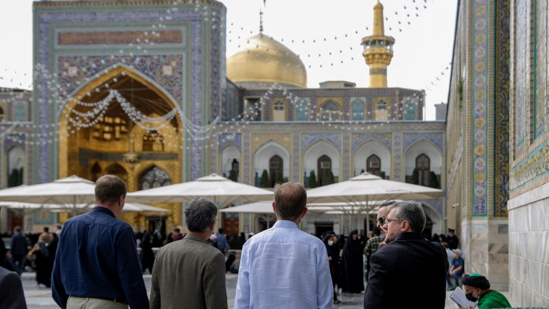Iranpress: السفير النرويجي لدى طهران يزور العتبة الرضوية المقدسة