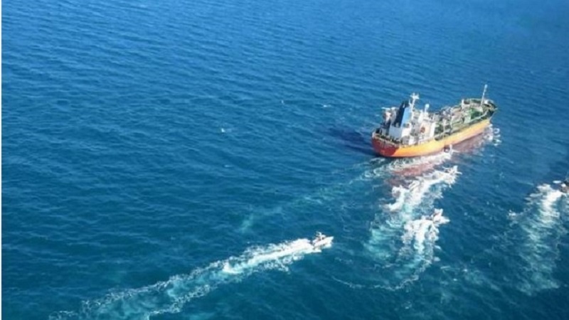 Iranpress: توقيف سفينة أجنبية تحمل 550 ألف لتر من الوقود المهرب في الخليج الفارسي 