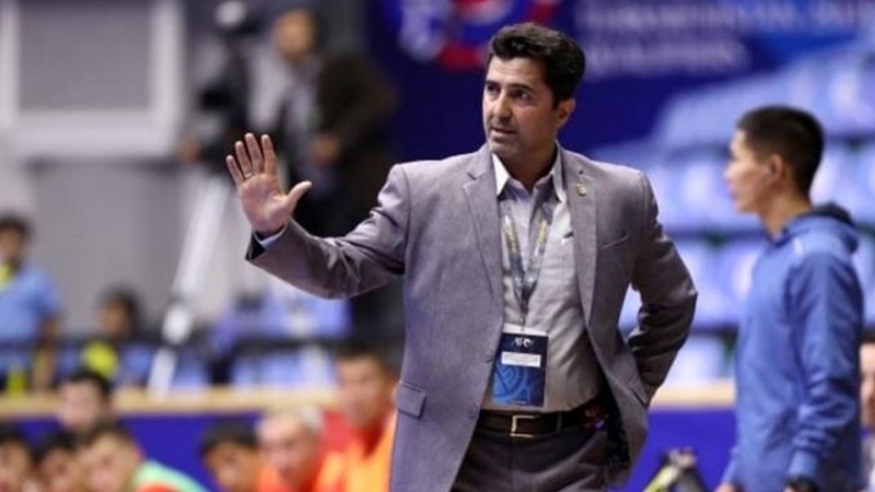 Iranpress:  دعاء المدرب الإيراني لمنتخب العراق بكرة الصالات قبل التأهل الى نهائي كأس العرب 