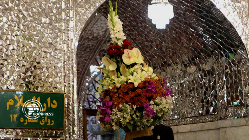 Iranpress: نثر 300 ألف باقة من الزهور النذرية في الحرم الرضوي الشريف