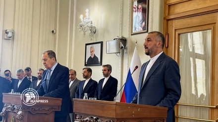 وزيرا الخارجية الإيراني والروسي يؤكدان على تطوير العلاقات الثنائية