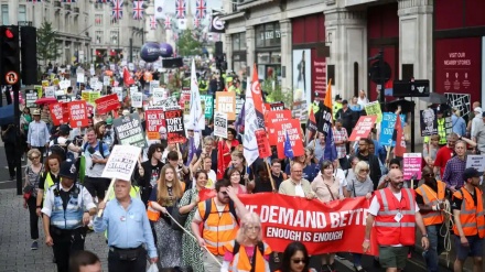 تظاهرات اعتراضی مردم انگلیس در اعتراض به افزایش هزینه‌های زندگی 