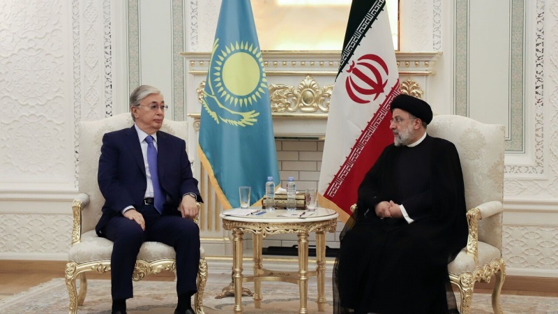 الرئيس الإيراني يستقبل رسميا نظيره الكازاخستاني