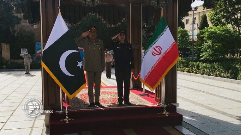 Iranpress: مسؤول عسكري باكستاني رفيع يلتقي اللواء باقري