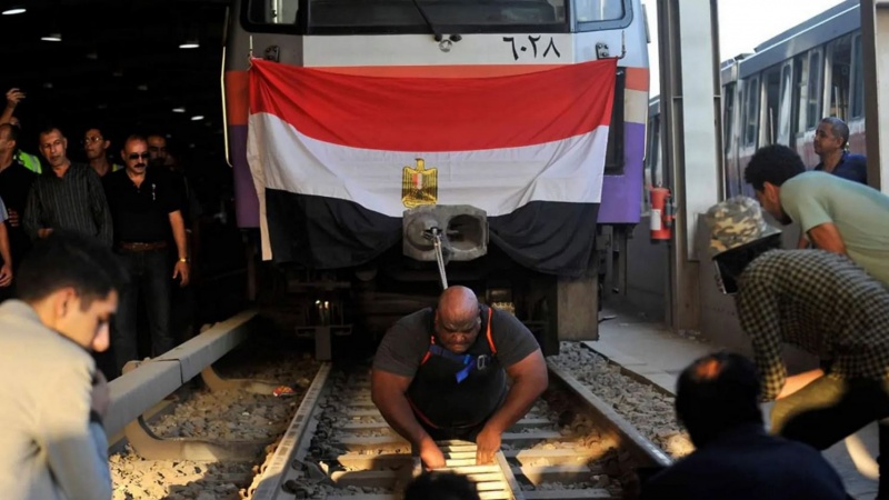 شاهد بالصور.. مصري يجرّ 6 عربات مترو أنفاق لدخول موسوعة غينيس