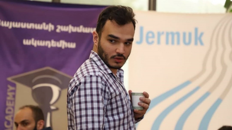 Iranpress: لاعب شطرنج إيراني يتوج بالبطولة في أرمينيا