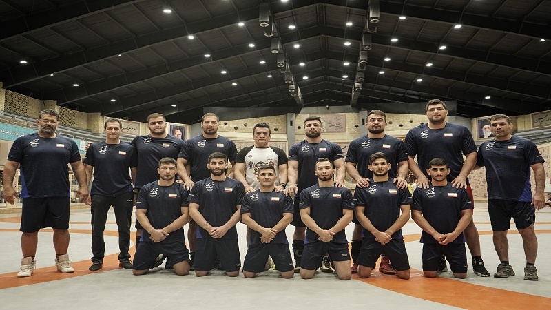 Iranpress: المنتخب الإيراني للمصارعة الرومانية يتوج بالبطولة في كازاخستان