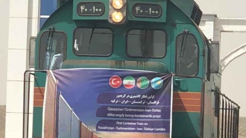 طهران تستقبل أول قطار حاويات في طريقه من كازاخستان إلى تركيا