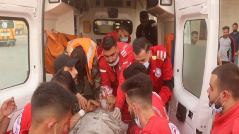 Iranpress: مقتل 3 سوريين وإصابة 21 باعتداء إرهابي على حافلة جنوب دير الزور