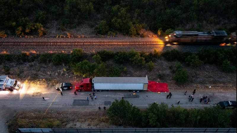 Iranpress: كشف جثث 46 مهاجراً غير شرعي داخل شاحنة في أمريكا