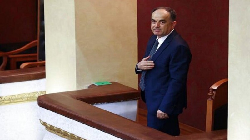 Iranpress: البرلمان الألباني يعلن رئيس الأركان رئيسا للبلاد