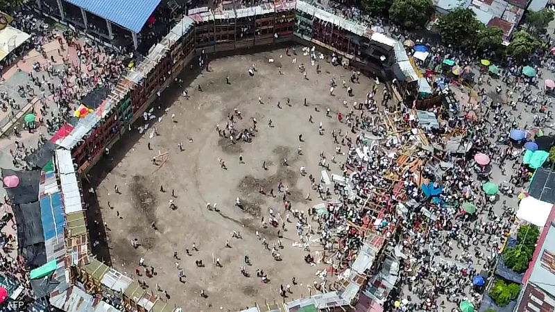 Iranpress: بالفيديو.. انهيار مدرج خلال فعالية مصارعة ثيران في كولومبيا
