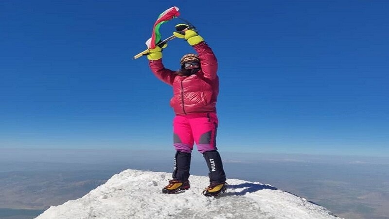Iranpress: سيدة إيرانية تتسلق قمة أرارات في تركيا