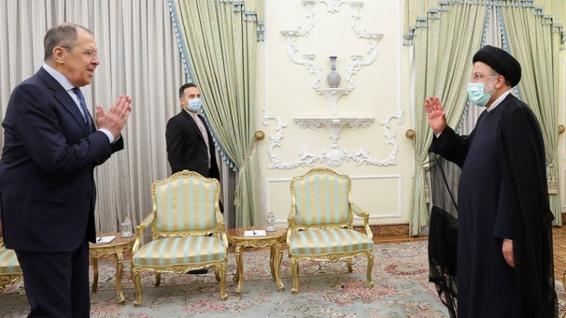 الرئيس الإيراني يستقبل وزير الخارجية الروسي