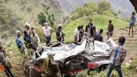 شاهد.. مصرع 11 شخصا إثر سقوط سيارة في منحدر جبلي في اليمن 
