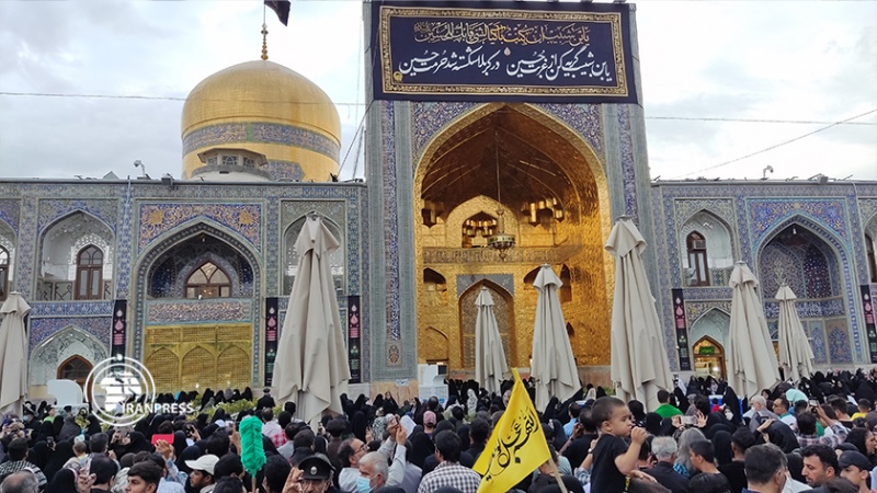 Iranpress: توافد أكثر من 12 ميليون زائر إلى مرقد الإمام الرضا (ع)