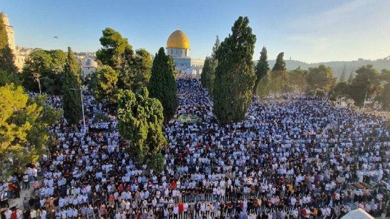 Iranpress: نحو 150 ألف شخص يؤدون صلاة عيد الأضحى المبارك في المسجد الأقصى