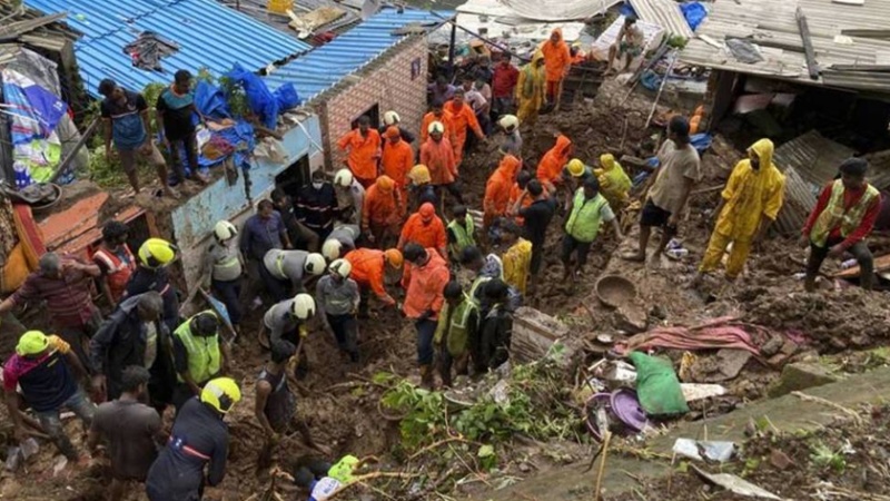Iranpress: مصرع 14 شخصا و فقدان العشرات جرّاء انهيار أرضي بالهند