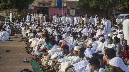 مئات المعتصمين السودانيين يؤدون صلاة عيد الأضحى