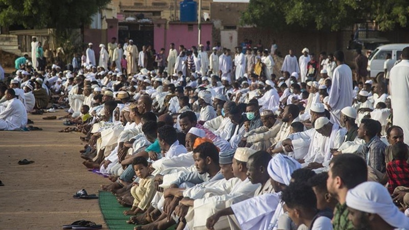 Iranpress: مئات المعتصمين السودانيين يؤدون صلاة عيد الأضحى