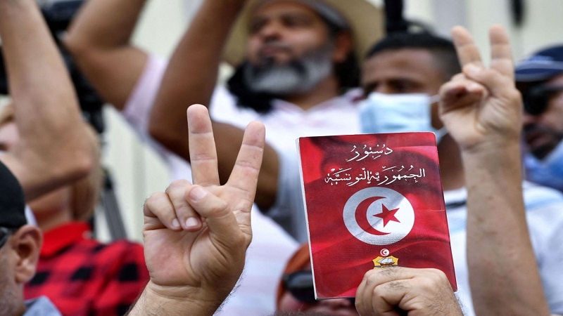 Iranpress: انطلاق عملية الاستفتاء على الدستور التونسي الجديد