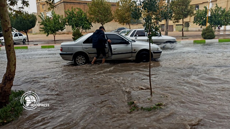 Iranpress: محافظة فارس تتضرر بسبب هطول أمطار موسمية وفيضانات