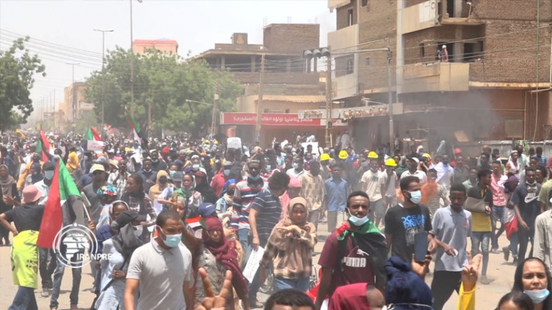 Iranpress: تجدد المظاهرات ضد الانقلاب في الخرطوم