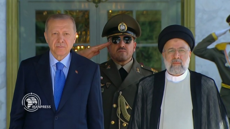 Iranpress: الرئيس التركي يصل طهران