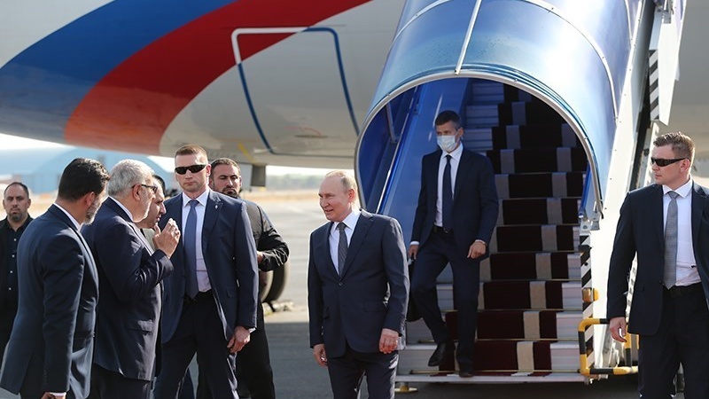 Iranpress: بوتين يصل طهران للمشاركة في القمة الثلاثية مع نظيريه الإيراني والتركي 